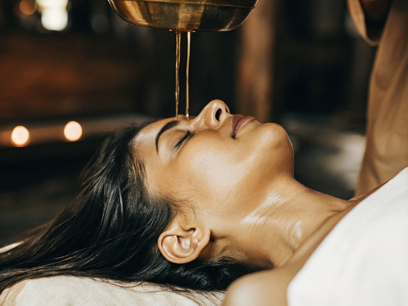 Ayurvedische Kopfmassage — Shirodhara-Behandlung für tiefe Entspannung